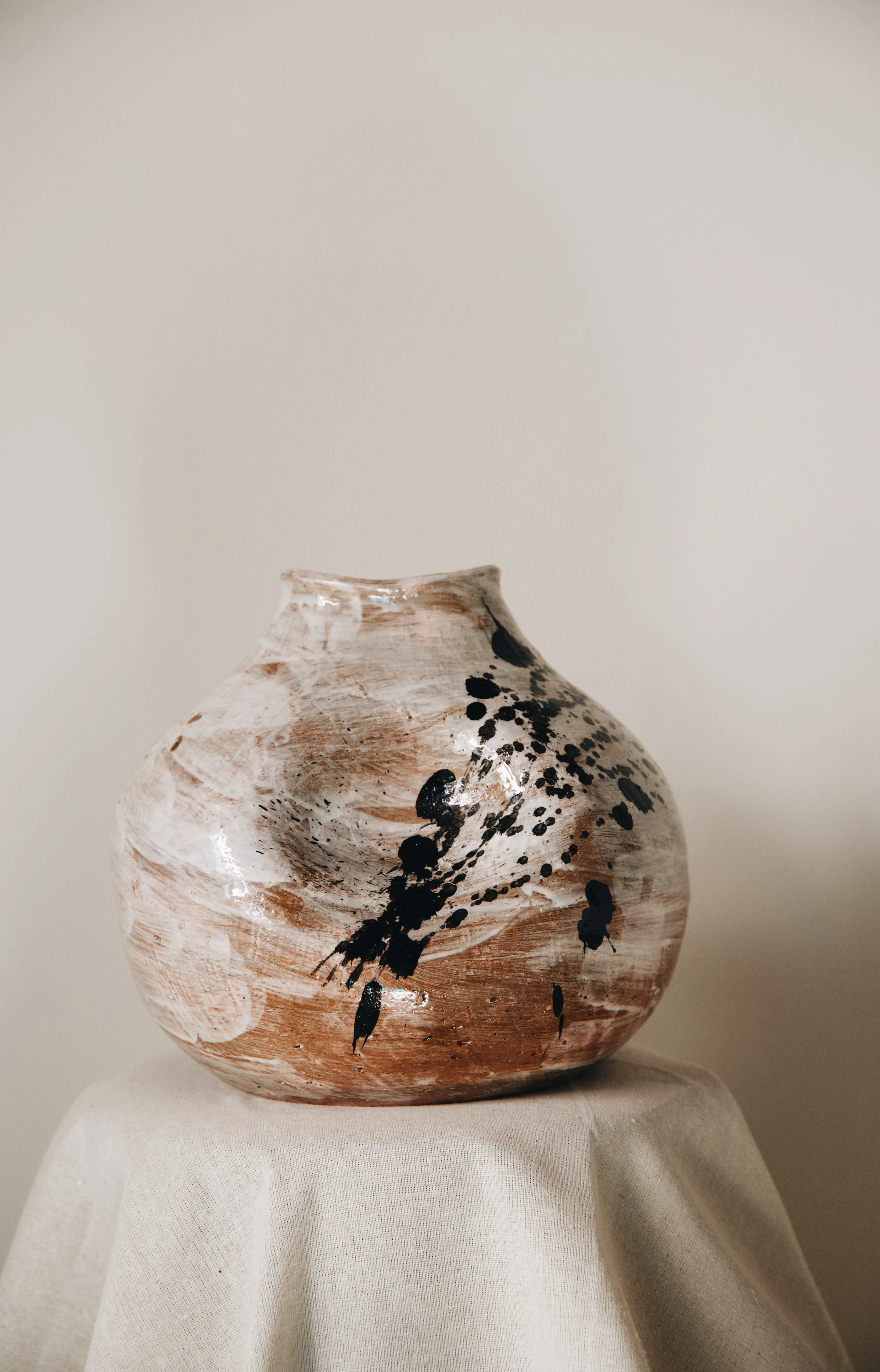 Vaso esférico Gesto #05 sobre tecido claro, constelações de respingos de tinta preta