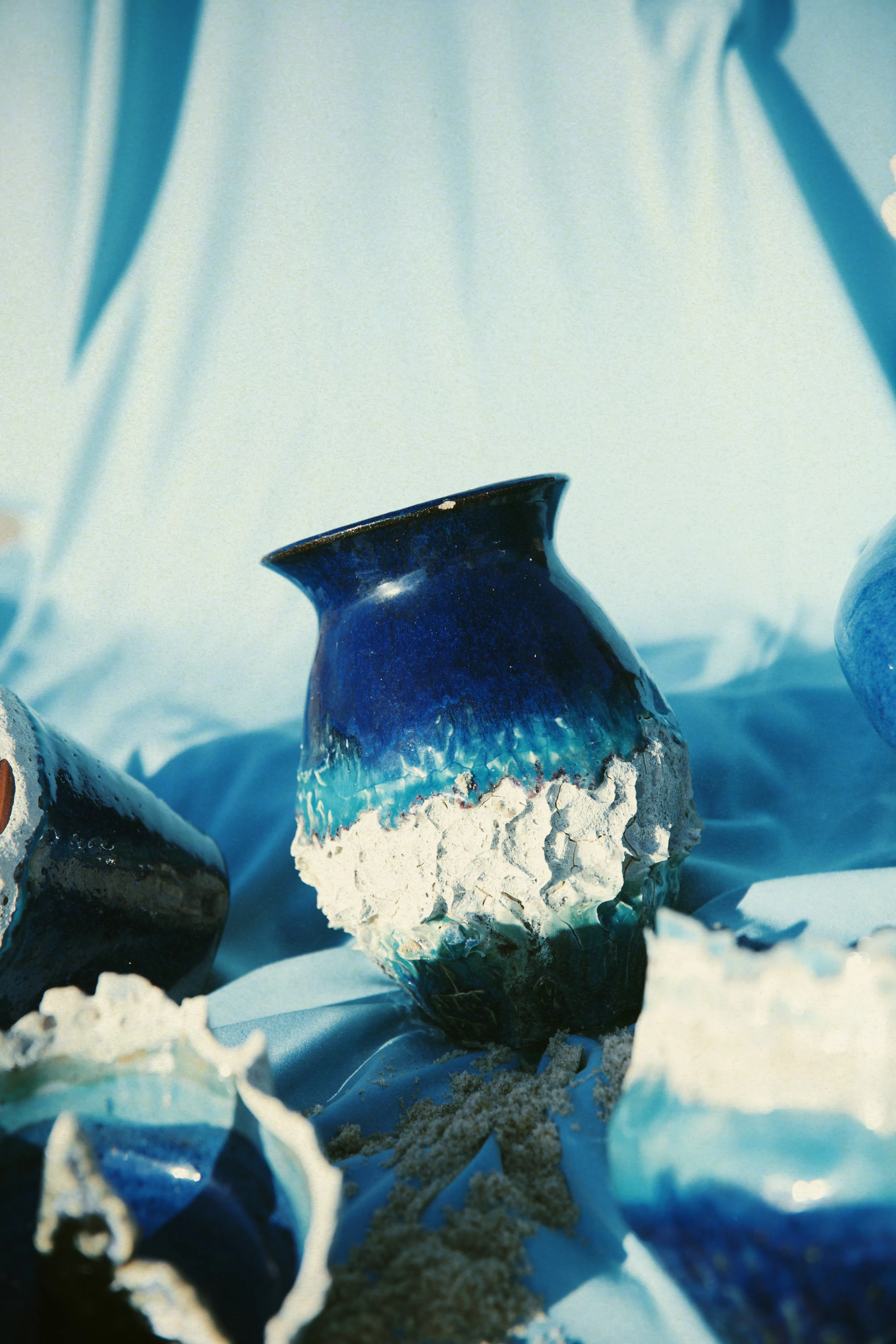 Vaso Mar #03 entre outras peças da série sobre tecido azul